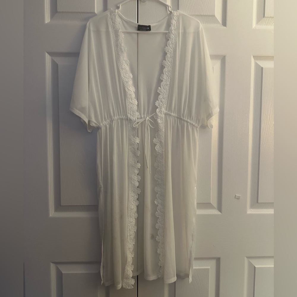 Elegant White Lace Trim Robe